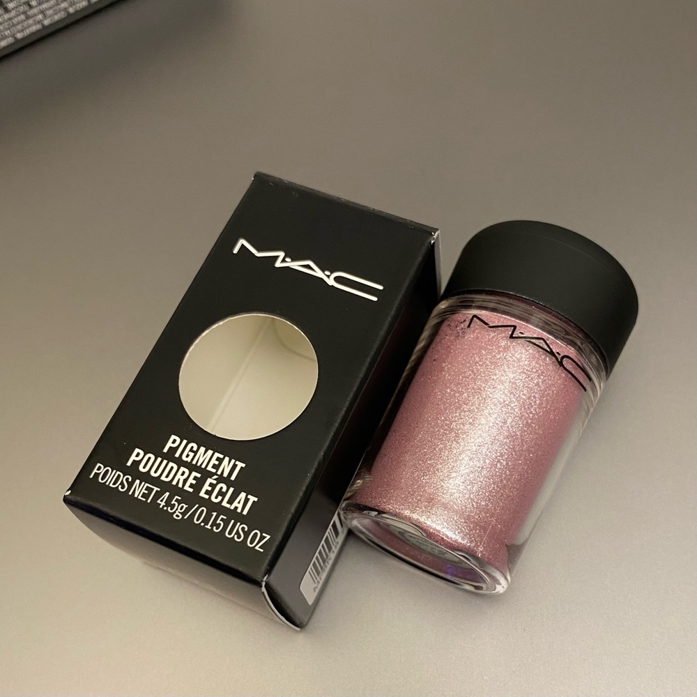 MAC “Kitschmas” Loose Pigment